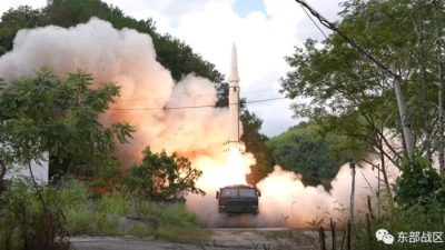 Ракетные войска под командованием Восточного театра военных действий Народно-освободительной армии Китая (НОАК) запускают боевые ракеты в воды вблизи Тайваня из нераскрытого места в Китае 4 августа 2022 года. (Eastern Theatre Command/Handout via Reuters)