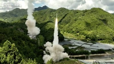 Ракета запускается из неуказанного места в Китае 4 августа 2022 года. Китайские военные запустили ракеты в воды вблизи Тайваня в рамках запланированных учений 4 августа. (CCTV via AP)