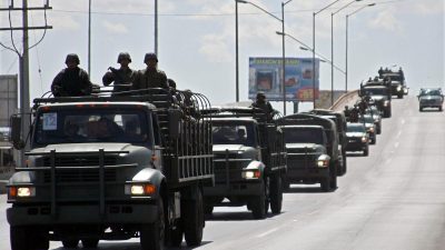 Бойцы мексиканской армии прибывают в Сьюдад-Хуарес на севере Мексики, 13 марта 2009 г. (Jesus Alcazar/AFP/Getty Images) 