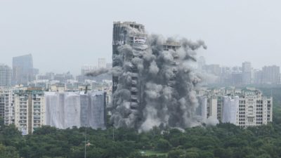 Башни-близнецы Supertech рушатся после контролируемого сноса в Нойде, Индия, 28 августа 2022 года. (Anushree Fadnavis/Reuters)