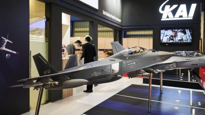Модель корейского истребителя KF-21 на выставке Singapore Airshow в выставочном центре Changi в Сингапуре, 15 февраля 2022 года. (Lauryn Ishak/Bloomberg через Getty Images)