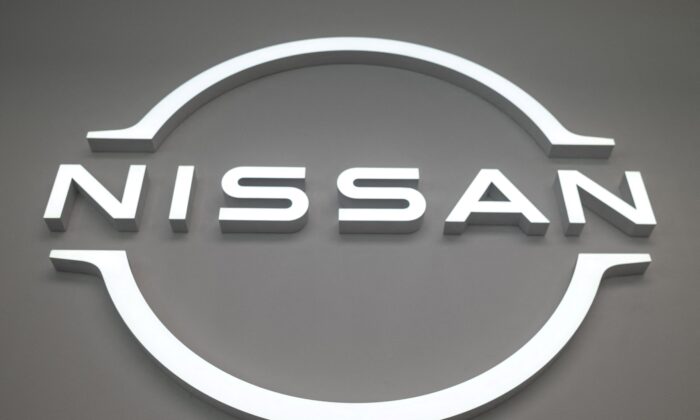 Прибыль Nissan падает из-за антиковидных блокировок и нехватки чипов Логотип в автосалоне японской компании Nissan Motor в токийском районе Гинза 12 мая 2022 года. (Charly Triballeau/AFP via Getty Images)