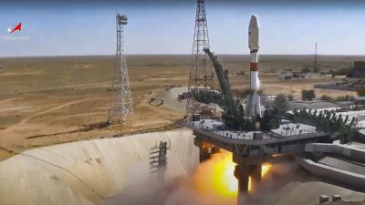 Российская ракета-носитель «Союз» поднимается для доставки иранского спутника «Хайям» на орбиту на арендованном Россией космодроме Байконур, Казахстан, 9 августа 2022 года. (Roscosmos via AP)