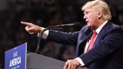 Бывший президент Дональд Трамп на митинге в поддержку кандидатов в депутаты от ОП штата Аризона в Прескотт-Вэлли, штат Аризона, 22 июля 2022 года. (Mario Tama/Getty Images)