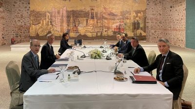 Представители Турции и Греции принимают участие во встрече в рамках двусторонних переговоров по морским спорам в Стамбуле, Турция, 25 января 2021 года. (Министерство иностранных дел Турции/Раздаточный материал через Reuters) 