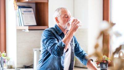 Японские эксперты путём наблюдений и исследований установили, что 70% симптомов деменции исчезают при достаточном употреблении воды. (Halfpoint/Shutterstock)