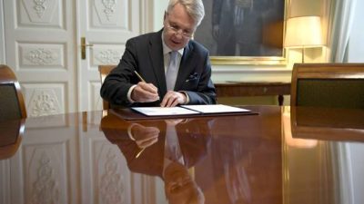 Министр иностранных дел Финляндии Пекка Хаависто подписывает петицию о членстве в НАТО в Хельсинки 17 мая 2022 года. (ANTTI AIMO-KOIVISTO/Lehtikuva/AFP via Getty Images) 