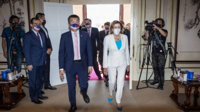 Спикер палаты представителей США Нэнси Пелоси прибывает в Законодательный юань, палату парламента Тайваня, с вице-президентом Законодательного собрания Юань Цай Чи-Чаном, 3 августа 2022 года, Тайбэй, Тайвань. Фото: Central News Agency via Getty Images