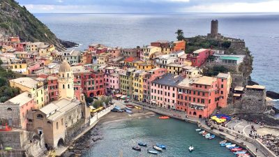 Вид на море, небо и Вернаццу. (Orin Dubrow, Rick Steves' Europe)