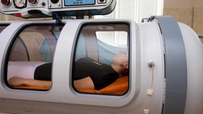 Исследования подтверждают, что гипербарическая оксигенотерапия эффективно используется для лечения лёгких травм головного мозга и болезни Альцгеймера, но остаётся спорной при лечении аутизма. (Nakleyka/Shuttertock)
