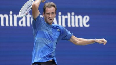 Даниил Медведев во время матча первого круга Открытого чемпионата США по теннису в Нью-Йорке, 29 августа 2022 года. (John Minchillo/AP Photo) 