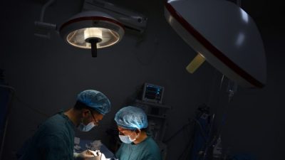 Врачи проводят операцию в Чунцине, Китай, 9 августа 2013 года. (Peter Parks/AFP/Getty Images)
