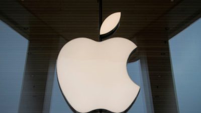 Логотип Apple в магазине Apple Store в Бруклине, Нью-Йорк, 23 октября 2020 года. (Brendan McDermid/Reuters)