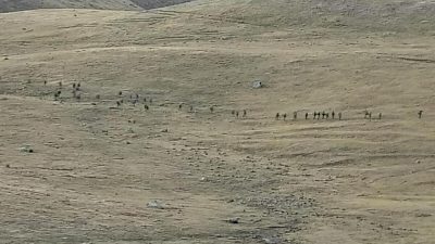 Азербайджанские военнослужащие пересекают армяно-азербайджанскую границу и приближаются к армянским позициям, 13 сентября 2022 года. Фото: Armenian Defense Ministry/AP