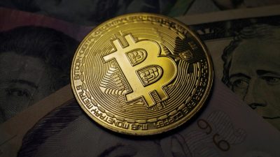 Виртуальная криптовалюта биткойн на иллюстрации, сделанной 18 октября 2021 года. (Edgar Su/Reuters)