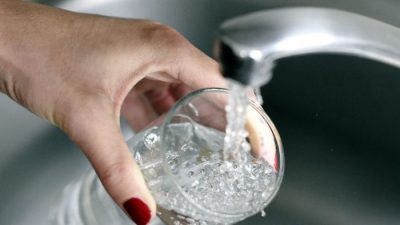 Водопроводная вода в Париже, Франция, 27 апреля 2014 года. 29 апреля. , 2014 г. (Franck Fife/AFP/Getty Images)