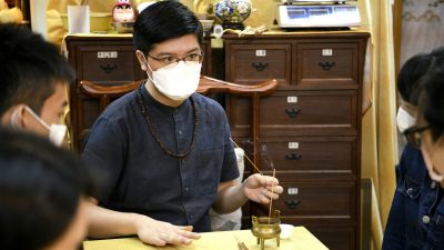 Аарон Тан с 15 лет занимался поиском собственных технологий изготовления благовоний и только через 10 лет был готов приступить к производству. Теперь у него есть компания по производству благовоний, и он намерен сохранять и продвигать эту «ароматную» традиционную культуру. (Hui Tat/The Epoch Times)
