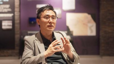 Южнокорейский кинорежиссёр Ким Деог Ён в эксклюзивном интервью «The Epoch Times» 6 июля 2022 года. Его отмеченный наградами документальный фильм «Дети Ким Ир Сена» (2020) получил мировое признание за освещение трагической истории сирот северокорейской войны в Восточной Европе в 1950-х годах. (Ли Ю Чжон/ Эпохальные Времена)