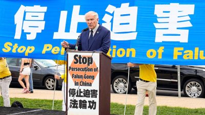 Член палаты представителей Стив Шабо (республиканец от Огайо) выступает на митинге в 23-ю годовщину начала преследования в Китае последователей Фалуньгун. Национальная аллея в Вашингтоне 21 июля 2022 года. (Larry Dye/The Epoch Times)