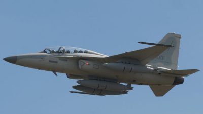 Многоцелевой лёгкий истребитель FA-50 южнокорейского производства выполняет пролёт во время церемонии перед посадкой на авиабазе Кларк в городе Анджелесе, провинция Пампанга, к северу от Манилы, Филиппины, 28 ноября 2015 года. (Ted Aljibe/AFP via Getty Images)