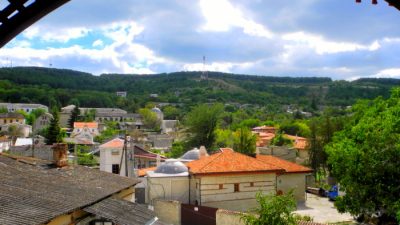 Вид на Ханский дворец из окна крымско-татарского кафе. Фото: Алина Боброва