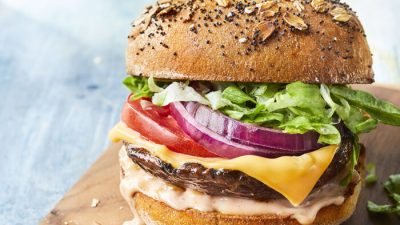 Грибы портобелло заменяют мясные котлеты в этом рецепте вегетарианских бургеров со всеми необходимыми ингредиентами. (Greg Dupree/TNS)