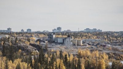 Йеллоунайф виден за строениями шахты «Гигант» 21 сентября 2022 года. (The Canadian Press/Angela Gzowski)
