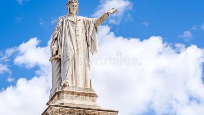 Статуя Данте Алигьери в Неаполе, Италия. Фото: ru.dreamstime.com