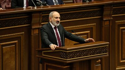 Премьер-министр Армении Никол Пашинян выступает в парламенте после эскалации военных действий вокруг Нагорно-Карабахского региона на границе Армении с Азербайджаном, Ереван, Армения, 13 сентября 2022 года. (Tigran Mehrabyan/PAN Photo via Reuters)