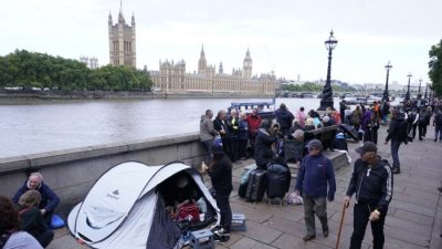 Представители общественности в очереди, чтобы попрощаться с королевой Елизаветой II на южном берегу реки Темзы в Лондоне 14 сентября 2022 года. (РА)