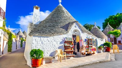 Дома трулли с сухими каменными стенами и коническими крышами. (David Ionut/Shutterstock)
