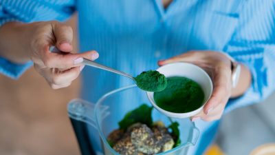 Хлорелла и спирулина — два удивительных суперпродукта. Оба они прекрасно поглощают тяжёлые металлы и другие токсины (Okrasiuk/Shutterstock)