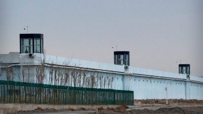 Человек стоит в башне по периметру центра содержания под стражей № 3 в Дабаньчэне, в западном китайском регионе Синьцзян, 23 апреля 2021 года. (Mark Schiefelbein/AP Photo) 