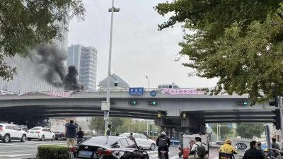 Редкие плакаты политического протеста с эстакады в Пекине 13 октября 2022 года. (Screenshot of Fangshimin’s Twitter account via The Epoch Times)