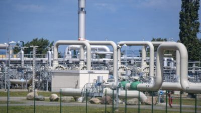 Трубопроводные системы и запорные устройства на газоприёмной станции газопровода «Северный поток — 1» в Балтийском море и перегрузочной станции магистрального газопровода OPAL в Любмине, Германия, 21 июня 2022 года. (Stefan Sauer/file/AP)