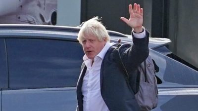 Бывший премьер-министр Борис Джонсон прибывает в аэропорт Гатвик в Лондоне 22 октября 2022 года. (Gareth Fuller/PA Media)