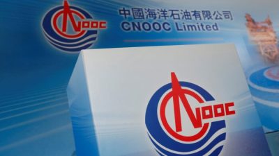 Логотипы Китайской национальной оффшорной нефтяной корпорации (CNOOC) в Гонконге, Китай, 23 марта 2017 г. (Bobby Yip/Reuters)