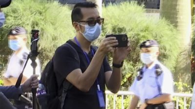 Гарри Пан Мун Юэн у здания суда Западного Коулуна в Гонконге 29 ноября 2021 года. (Alice Fung/AP Photo)
