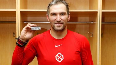 Александр Овечкин из Washington Capitals с шайбой, которой он забил  700-й гол в НХЛ против «Нью-Джерси Девилз» в Prudential Center 22 февраля 2020 года в Ньюарке, штат Нью-Джерси. (Photo by Patrick McDermott/NHLI - Pool/Getty Images)