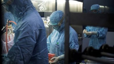 Исследователи в защитных костюмах работают в биофармацевтической лаборатории в городе Шэньян, провинция Ляонин, Китай, 9 июня 2020 года. (Noel Celis/AFP via Getty Images)
