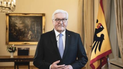 Президент Германии Франк-Вальтер Штайнмайер выступает во время телеобращения во дворце Бельвю в Берлине, Германия, 2 апреля 2021 года. (Сандра Штайнс/Bundesregierung через Getty Images)