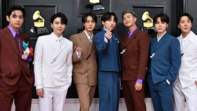 BTS прибывает на 64-ю ежегодную церемонию вручения премии «Грэмми» на MGM Grand Garden Arena в Лас-Вегасе 3 апреля 2022 года. (Photo by ANGELA WEISS/AFP via Getty Images)