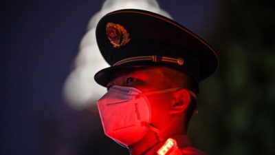 Сотрудник китайской военизированной полиции охраняет набережную Бунд во время празднования Национального дня Китая в Шанхае 1 октября 2022 г. (Hector Retamal/AFP via Getty Images)