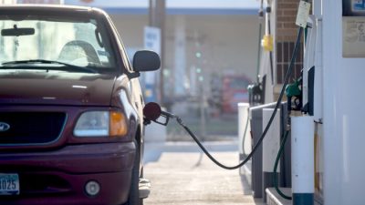 Бензонасос во время перекачки газа на заправке Shell в Хьюстоне, штат Техас, 1 апреля 2022 года. (Brandon Bell/Getty Images)
