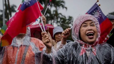Встреча делегации Германии жителями Тайваня.(Photo by Ulet Ifansasti/Getty Images)