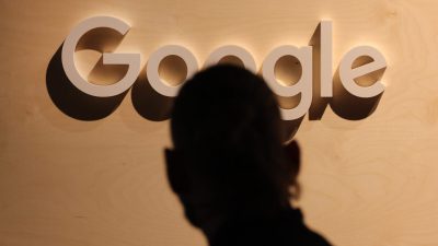 Логотип Google на стенде во время мероприятия в Берлине, Германия, 9 июня 2022 года. (SeanGallup/GettyImages)