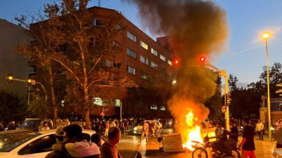 Полицейский мотоцикл горит во время акции протеста по поводу смерти Махсы Амини, скончавшейся после ареста «полицией нравов» в Исламской республике в Тегеране, Иран, 19 сентября 2022 года. (WANA (West Asia News Agency) via Reuters)
