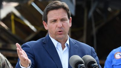 Губернатор Флориды Рон ДеСантис выступает в районе, пострадавшем от урагана «Йен», на Рыбацкой пристани в Форт-Майерс, штат Флорида, 5 октября 2022 года. (Olivier Douliery/AFP via Getty Images)