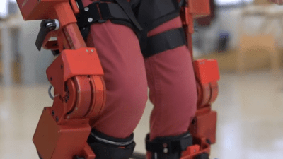 Дети в инвалидной коляске теперь смогут ходить. (Скриншот/Marsi Bionics/youtube.com)
