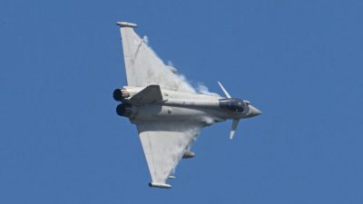 Самолёт Typhoon Королевских ВВС пролетает над авиабазой Михаила Когэлничану недалеко от Констанцы, Румыния, 8 апреля 2022 года. (Daniel Mihailescu /AFP via Getty Images)
